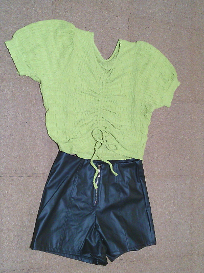 124）300円緑のくしゅトップス