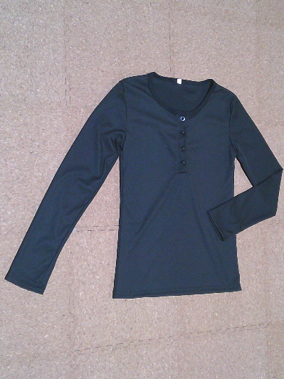 128)285円ボタン飾りの長袖Tシャツ・黒