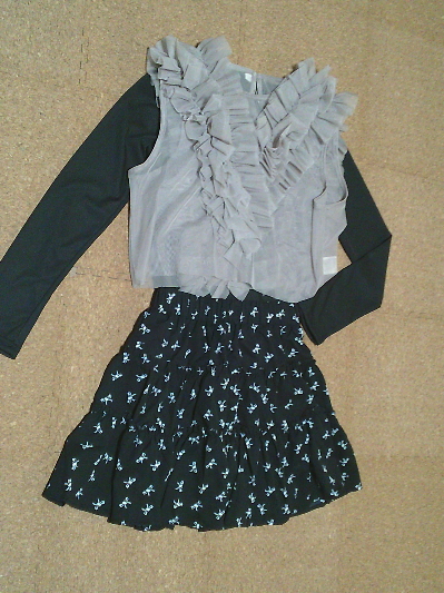 128)285円ボタン飾りの長袖Tシャツ・黒