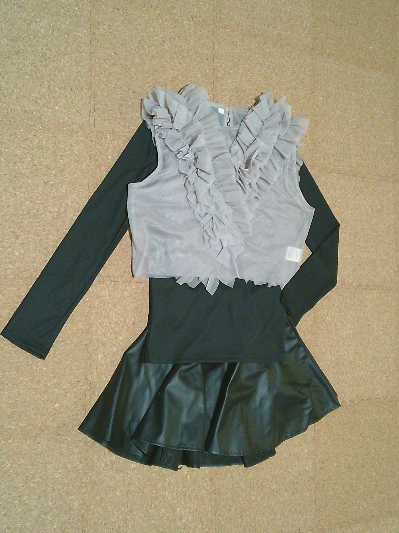 128)285円ボタン飾りの長袖Tシャツ・黒