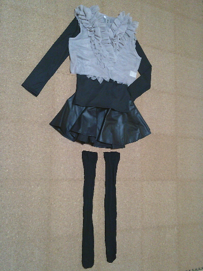 128)285円ボタン飾りの長袖Tシャツ・黒