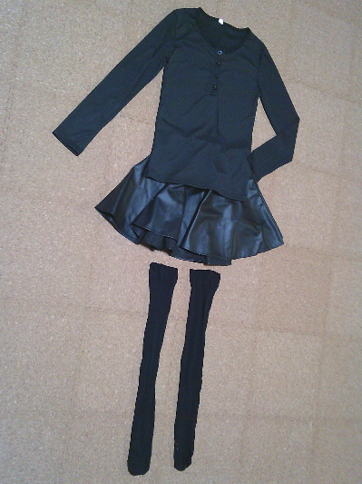 128)285円ボタン飾りの長袖Tシャツ・黒