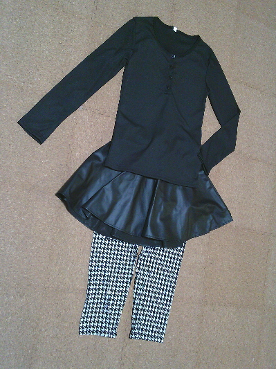 128)285円ボタン飾りの長袖Tシャツ・黒