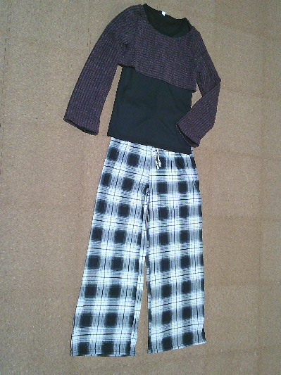 129)285円ボタン飾りの長袖Tシャツ・黒2