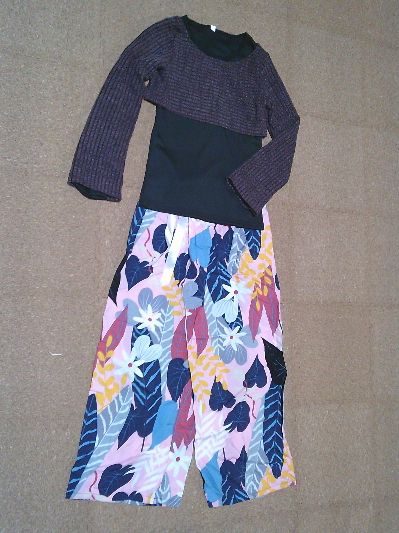 129)285円ボタン飾りの長袖Tシャツ・黒2