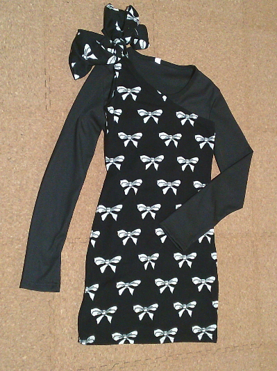 129)285円ボタン飾りの長袖Tシャツ・黒2