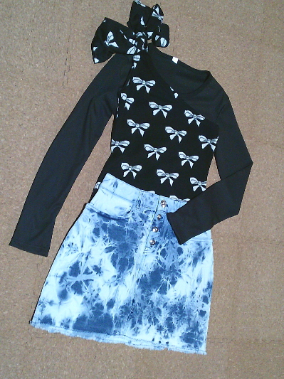 129)285円ボタン飾りの長袖Tシャツ・黒2