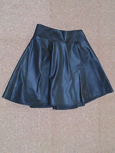 148）687円レザーのミニスカート黒２