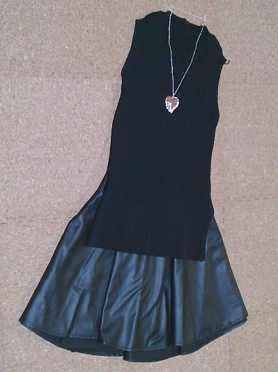 148）687円レザーのミニスカート黒２