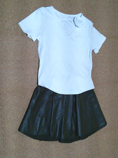 148）687円レザーのミニスカート黒２