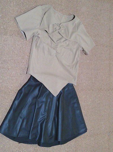 148）687円レザーのミニスカート黒２