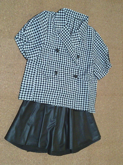 148）687円レザーのミニスカート黒２