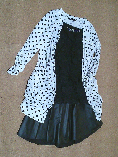 148）687円レザーのミニスカート黒２