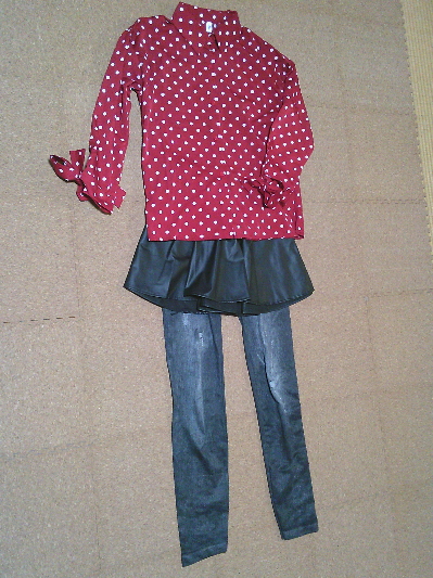 148）687円レザーのミニスカート黒２