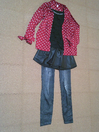 148）687円レザーのミニスカート黒２