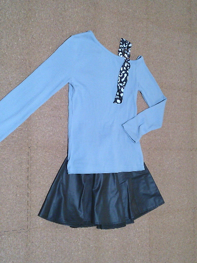 149)687円レザーのミニスカート黒3