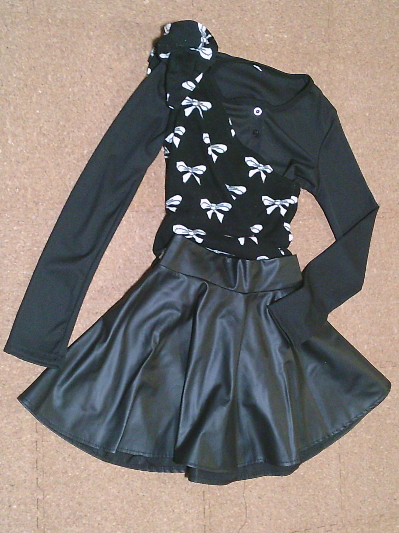 149)687円レザーのミニスカート黒3