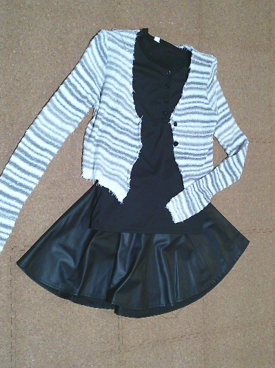 149)687円レザーのミニスカート黒3