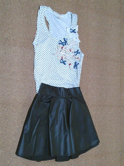 149)687円レザーのミニスカート黒3