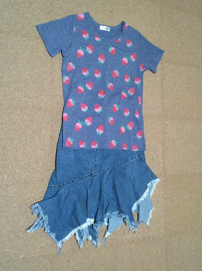 160)550円いちごTシャツ