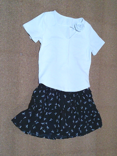 162)275円コサージュ付きタイトTシャツ