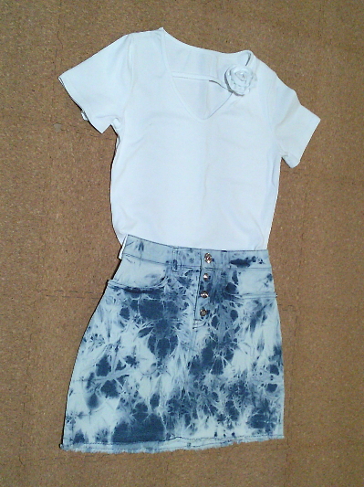 162)275円コサージュ付きタイトTシャツ