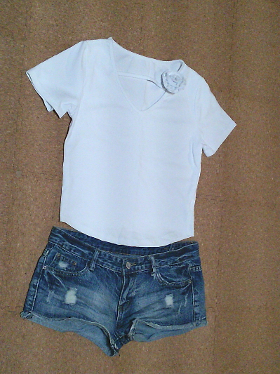 162)275円コサージュ付きタイトTシャツ