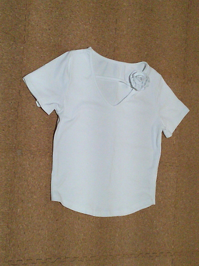 162)275円コサージュ付きタイトTシャツ