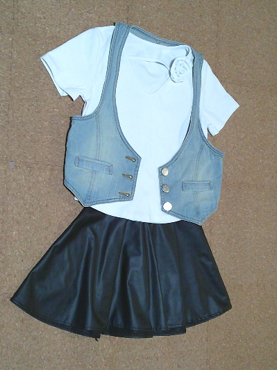 163）275円コサージュ付きタイトTシャツ２