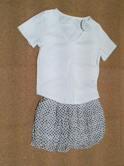 163）275円コサージュ付きタイトTシャツ２