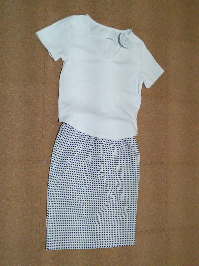 163）275円コサージュ付きタイトTシャツ２