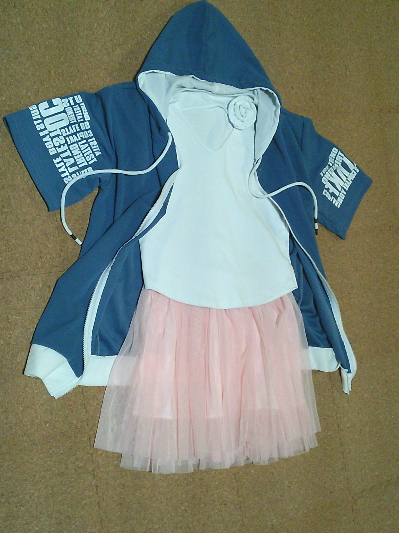 177）482円半そでパーカー青４