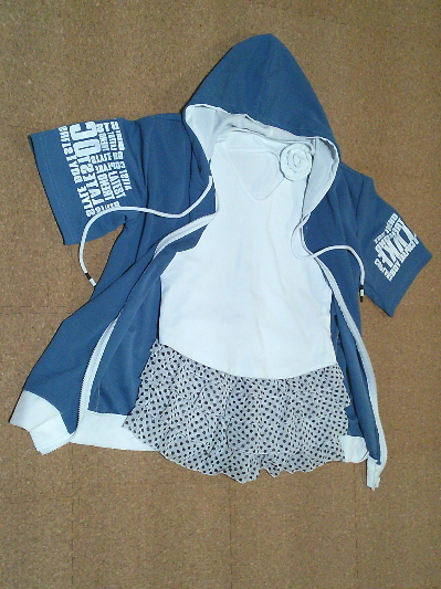 177）482円半そでパーカー青４