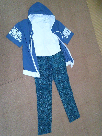 177）482円半そでパーカー青４