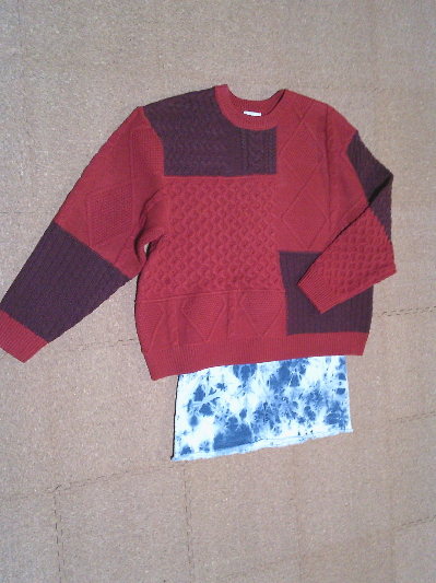 187）999円赤のデザインセーター２