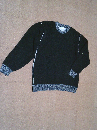 191)957円黒とグレーの配色のデザインセーター2