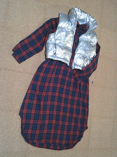 194）1,689円シルバーのダウンベスト２