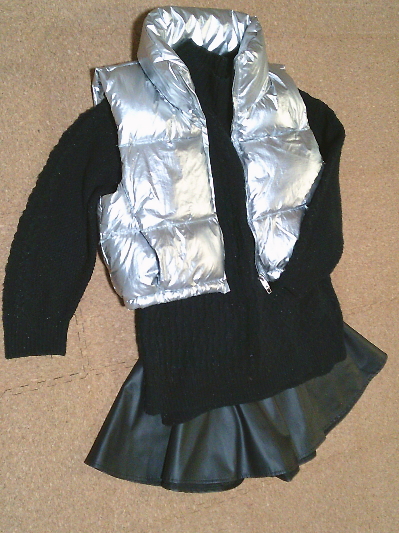 194）1,689円シルバーのダウンベスト２