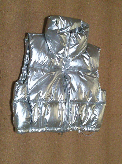 195）1,689円シルバーのダウンベスト３