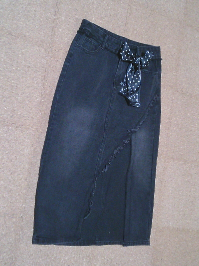 205)590円スリットデニムスカート黒