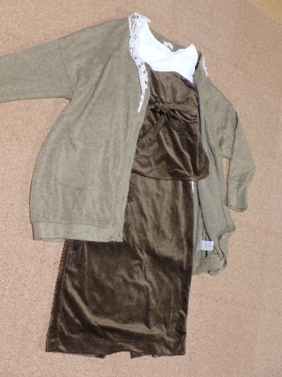 7)おこもりコーデ、茶のベルベッドワンピ