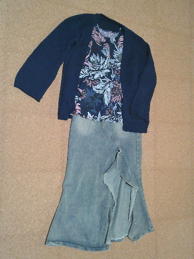 ５４）おこもりコーデ、花柄トップスとカーデ