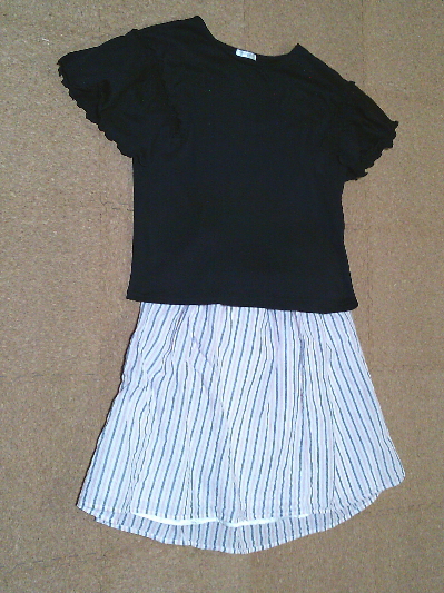 ６１）おこもりコーデ、フリル袖トップス