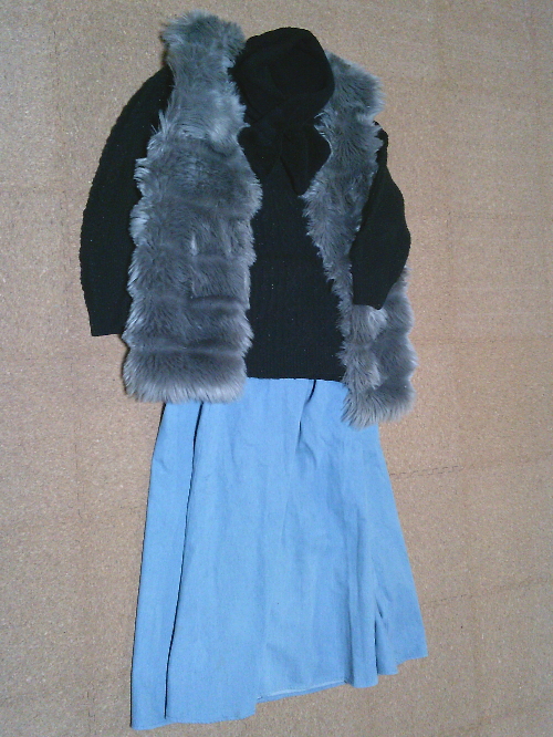 ８１）おこもりコーデ、毛皮のベスト２