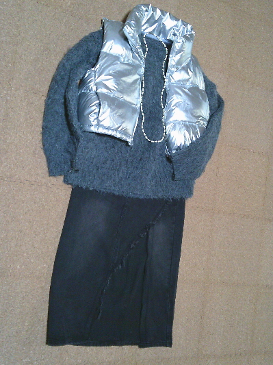 ９４）おこもりコーデ、シルバーのダウンベスト３